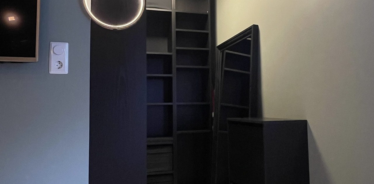 Åpen garderobe på soverommet