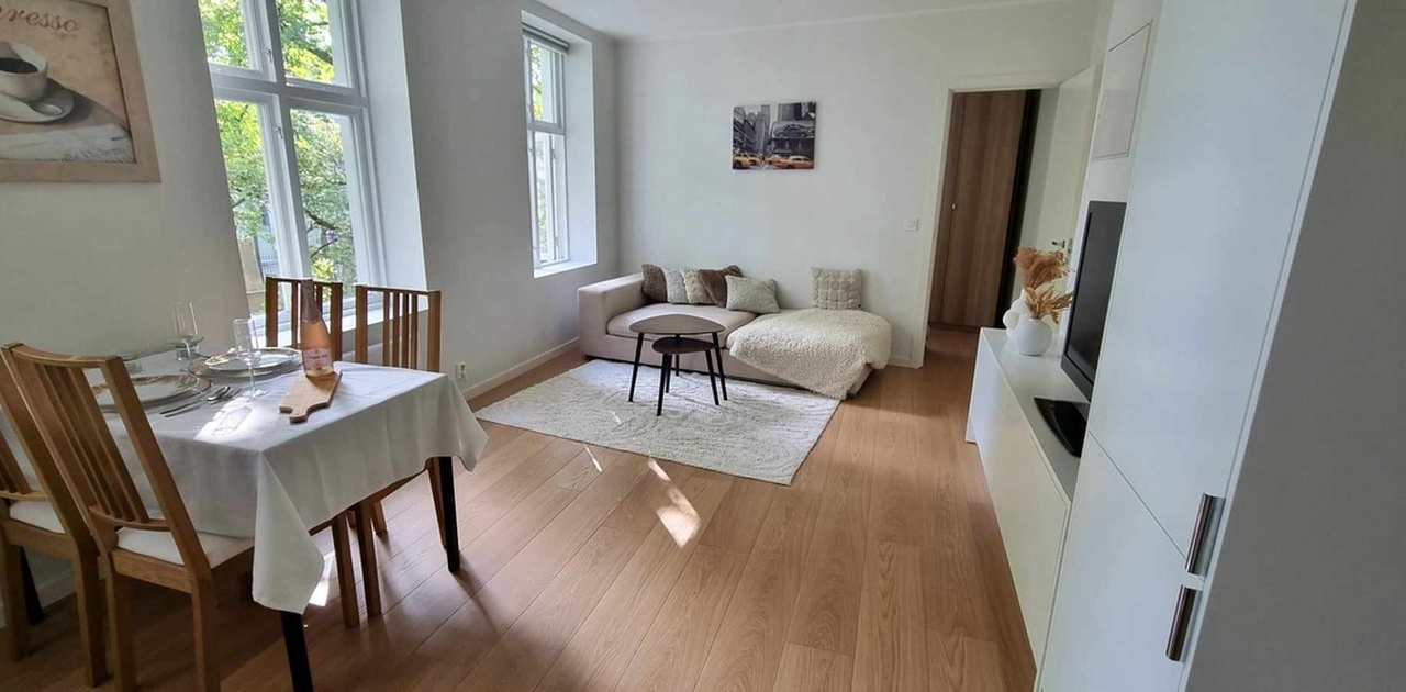 Leiligheten har en god planløsning med god plass til spisebord og sofa