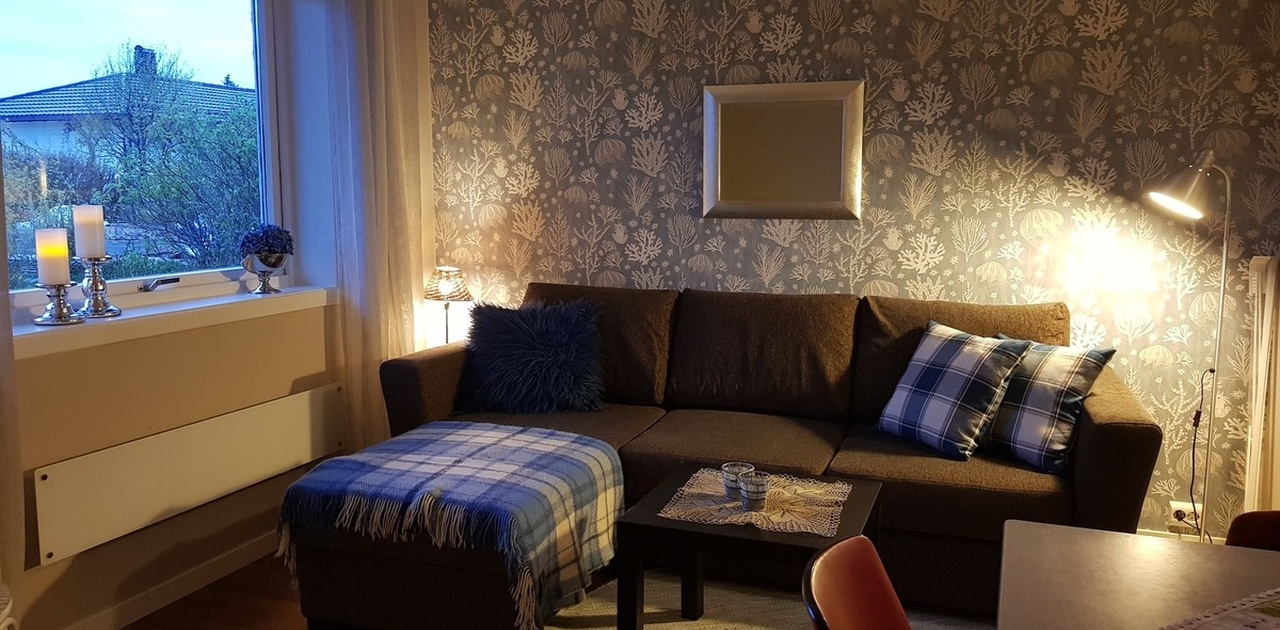 Stue fra kjøkken, annen sofa i dag. -uten sjeselong