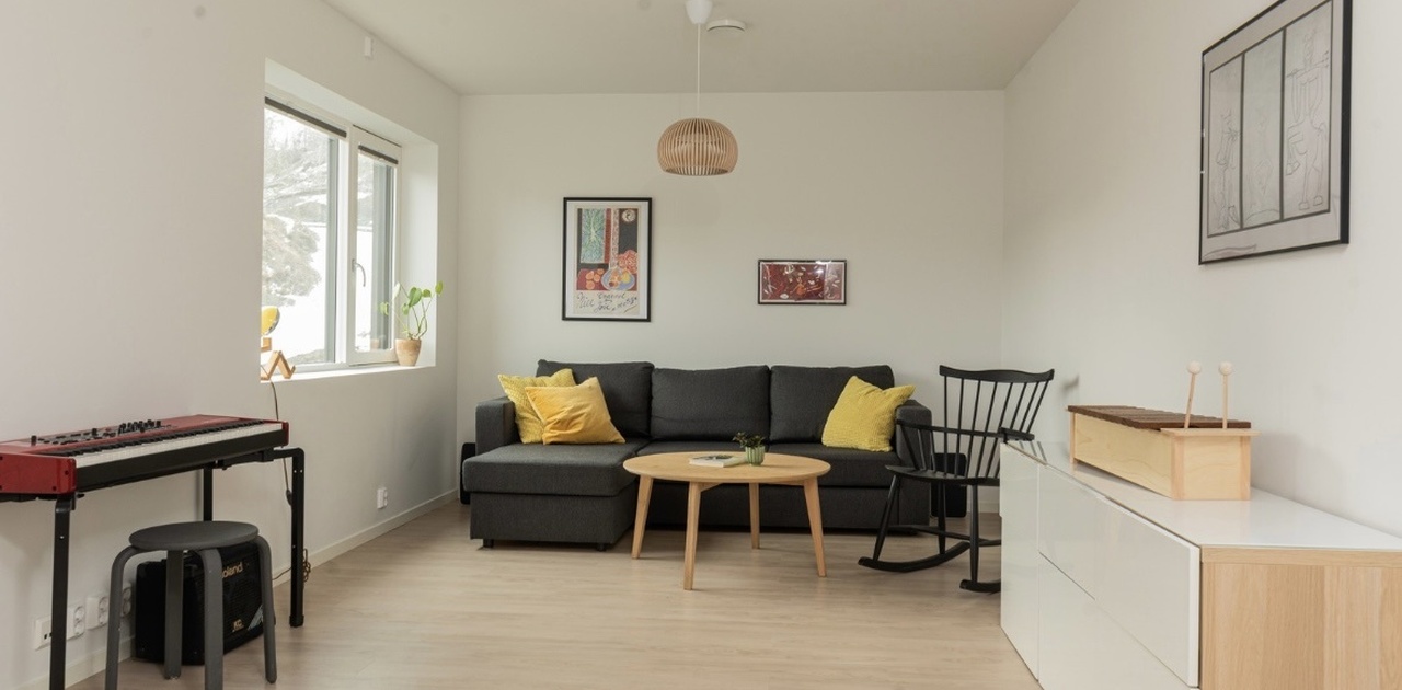 Stue  (nytt kjøkken er langs veggen der kommoden står)