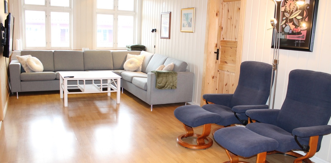 Stor stue med både stor sofa og lenestoler