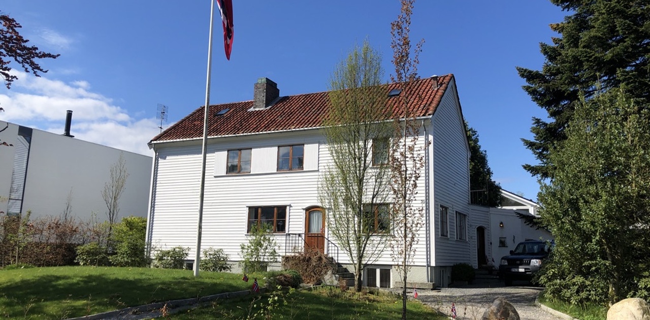 Hybelen ligger i underetasjen til høyre i huset. Inngang midt på fasaden ned.