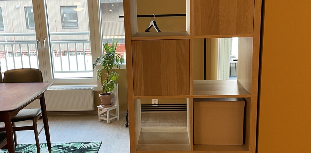 Del av stue. Låsbart garderobeskap. Hylleseksjon