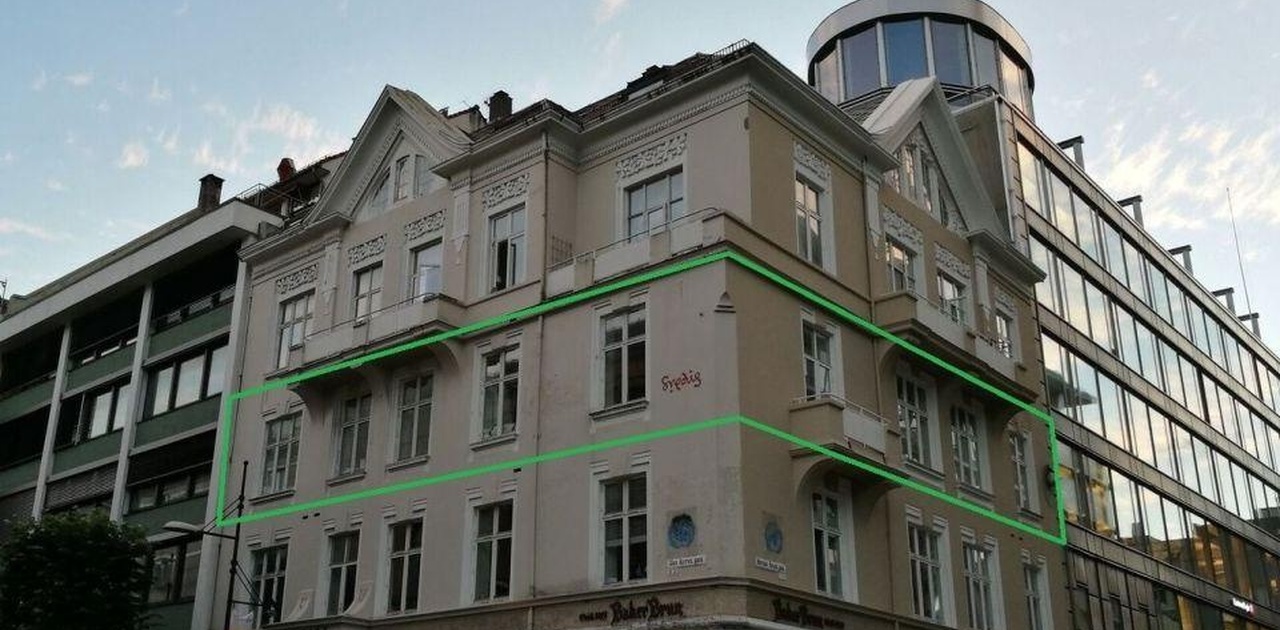 Leiligheten ligger i 5 etasje Erverdi bygård midt i Bergen sentrum