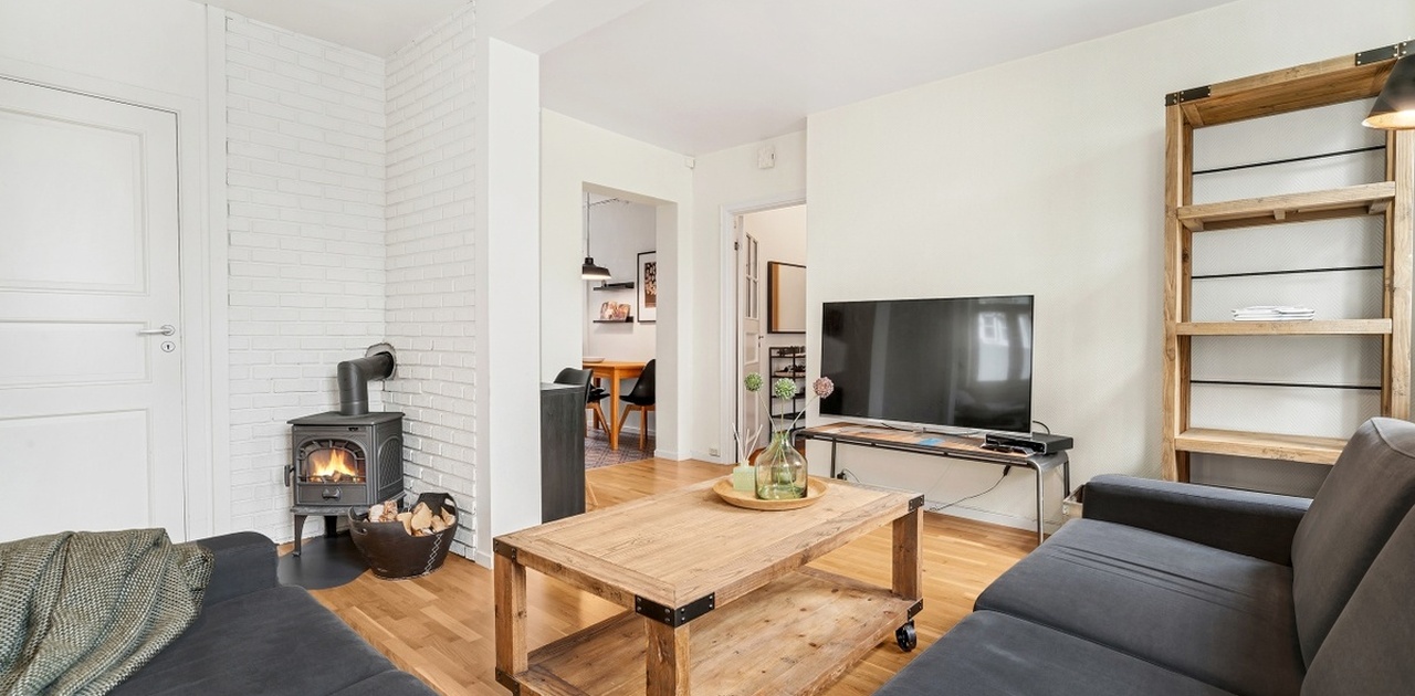 Stua har fått en ny og større tv, samt ny TVbenk