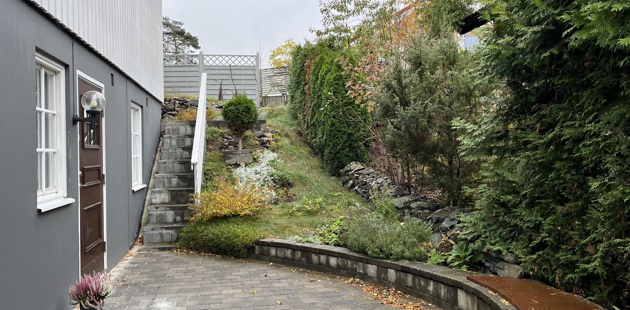 Usjenert uteplass med god plass til møbler, grill etc.