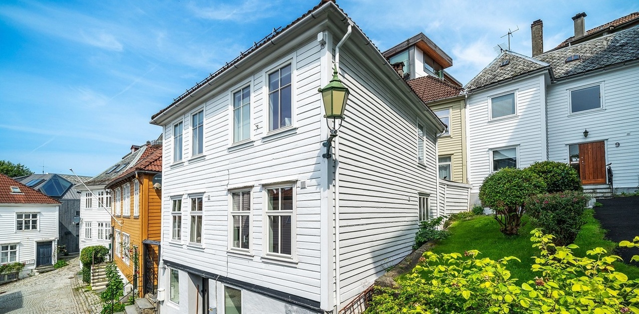 Det er 3 etasjer i huset, vår leilighet ligger i midten