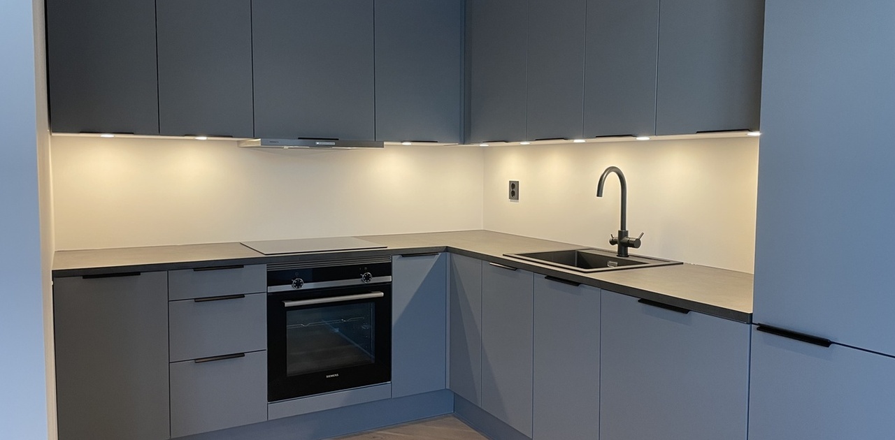 Godt kjøkken med Siemens hvitevarer. Kjøl/frys, innebygd oppvaskmaskin, stekovn og platetopp.