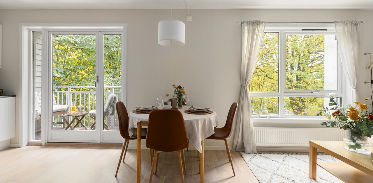 Åpen, romslig stue med m/balkong mot Akerselva. Store vindusflater sikrer rikelig med naturlig lysinnslipp