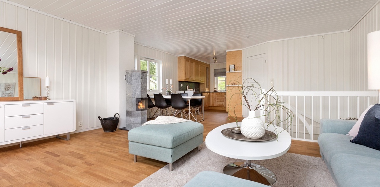 I stua er det en stor og god klebersteinsovn som varmer mye på kalde vinterdager (nåværende møblering avviker noe fra bildet – se oversikt i annonsetekst). Foto: Tor H. Jensbakken / RGBmedia