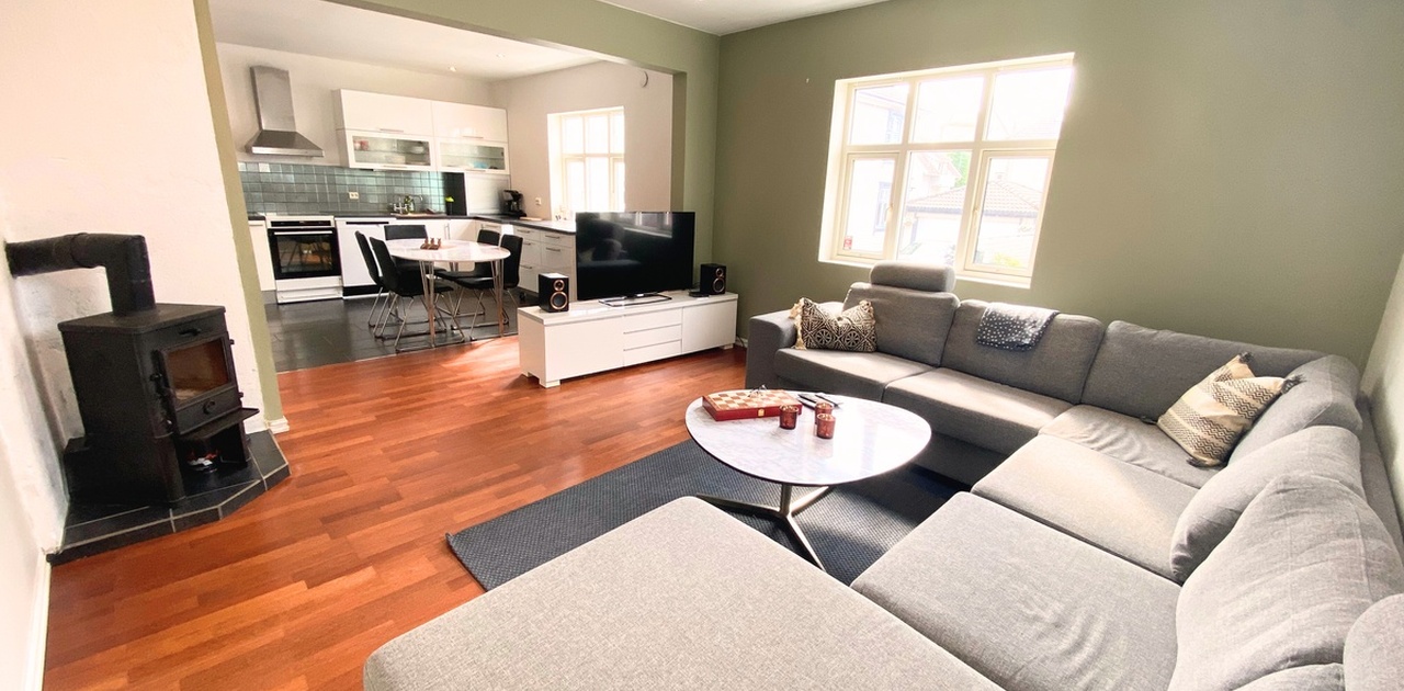 Stor og romslig stue. TV/ Internett inkludert