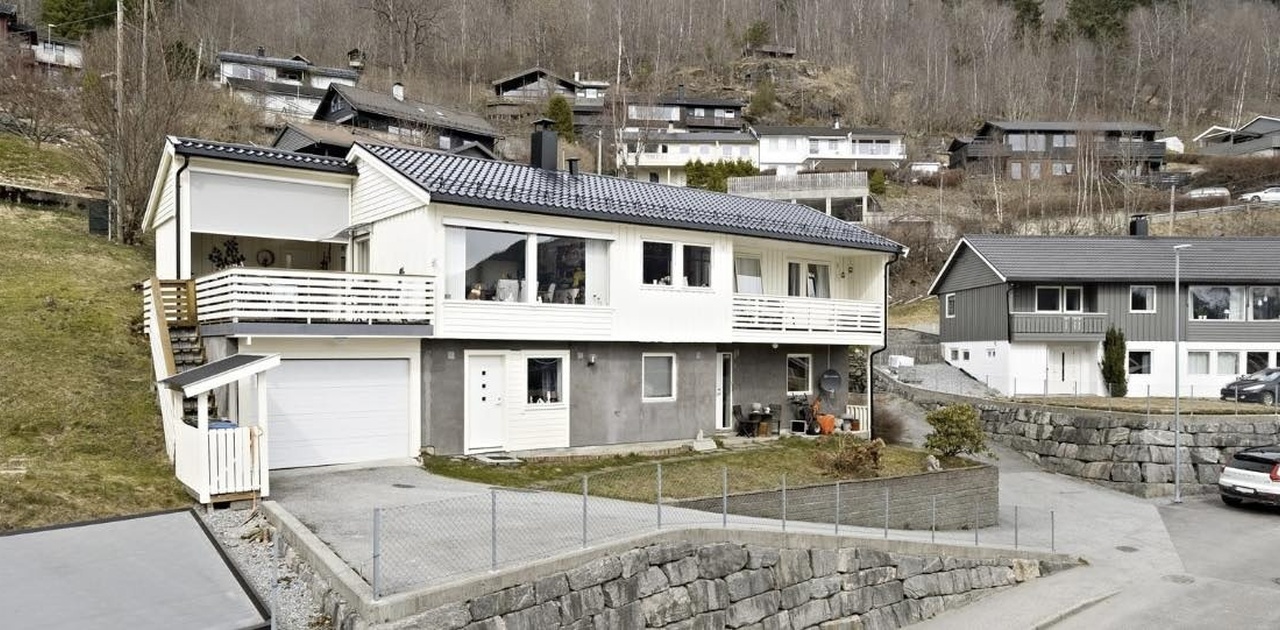 Velkommen til Åbergevegen 6. Inngang nede til venstre i bildet