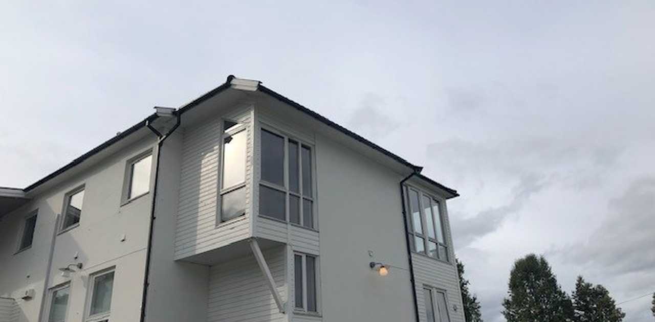 Utvendig. Inngang på bakkeplan -innvendig trapp med reposer som gir lagringsplass.