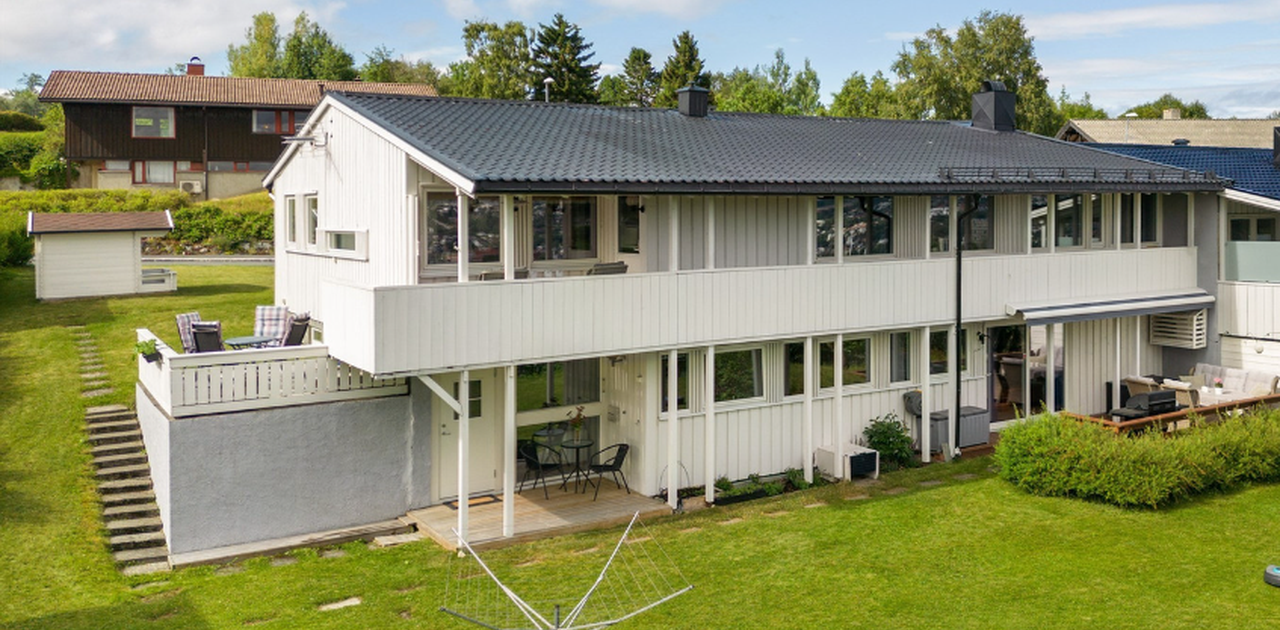 Leilighetens inngangsparti til venstre