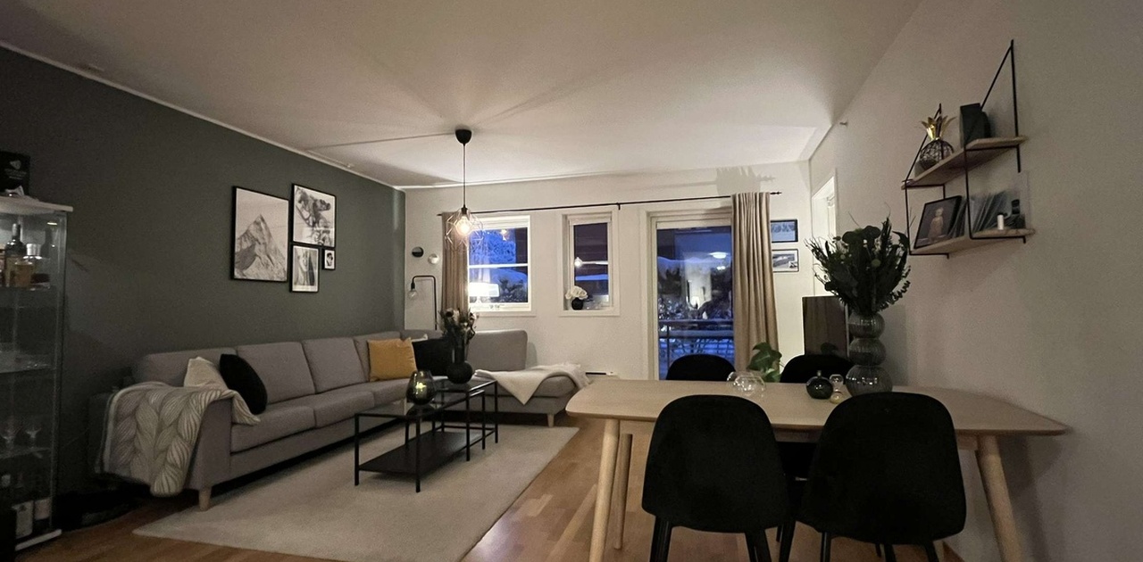 Flott stove med utgong til terrasse.