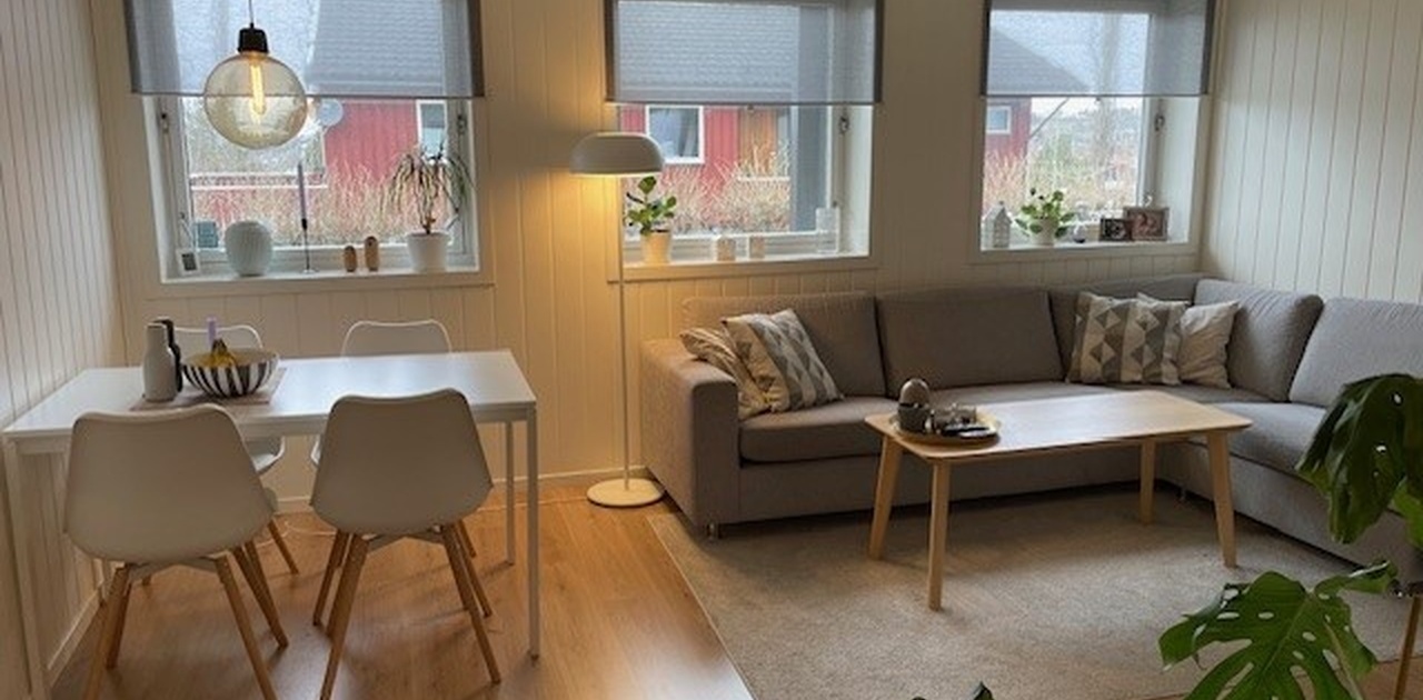 Koselig stue med varmekabler- her møblert av tidligere leietakere