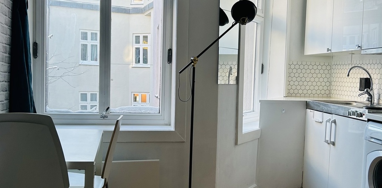 Trivelig og lyst kjøkkenhjørne med møblert spisesone