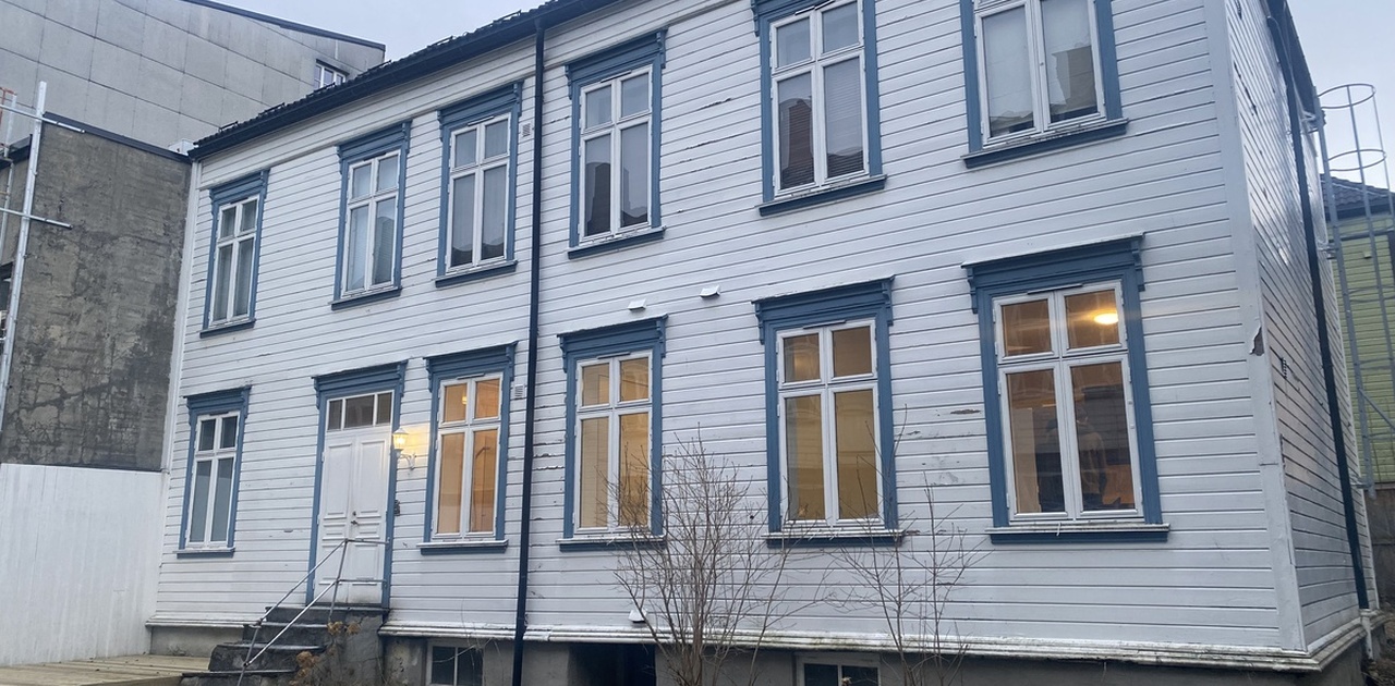 Leiligheten ligger i 1-etasje i bakgården