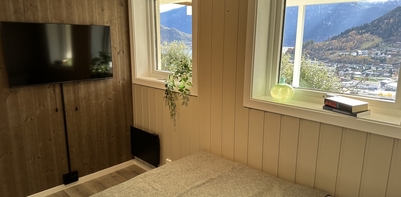 Den eine hybelen. FLott utsikt og eigen ny tv