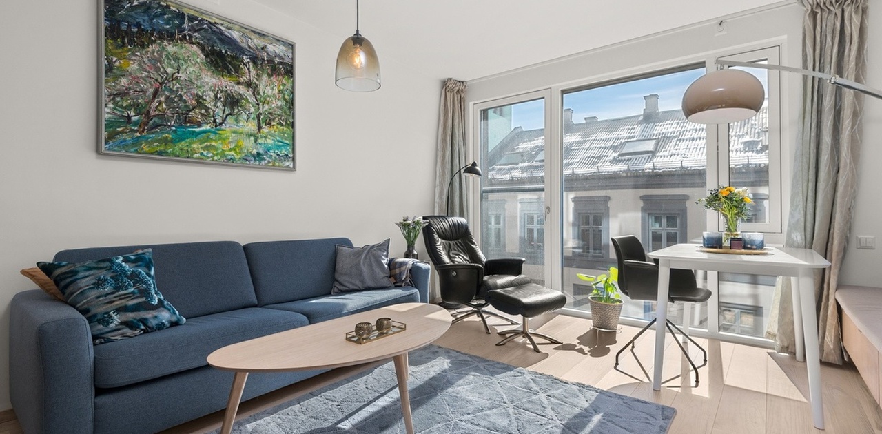 Velkommen til en svært lys, tiltalende og moderne 2-roms leilighet på sentrale Grunerløkka!