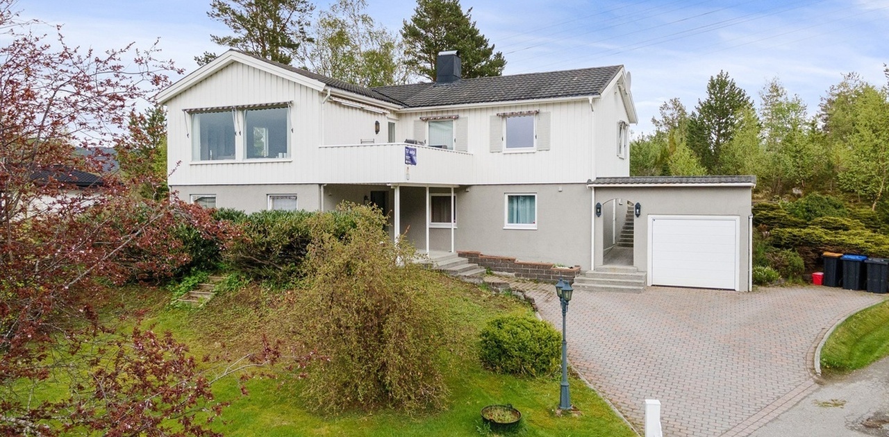 Inngangen til leiligheten er under verandaen