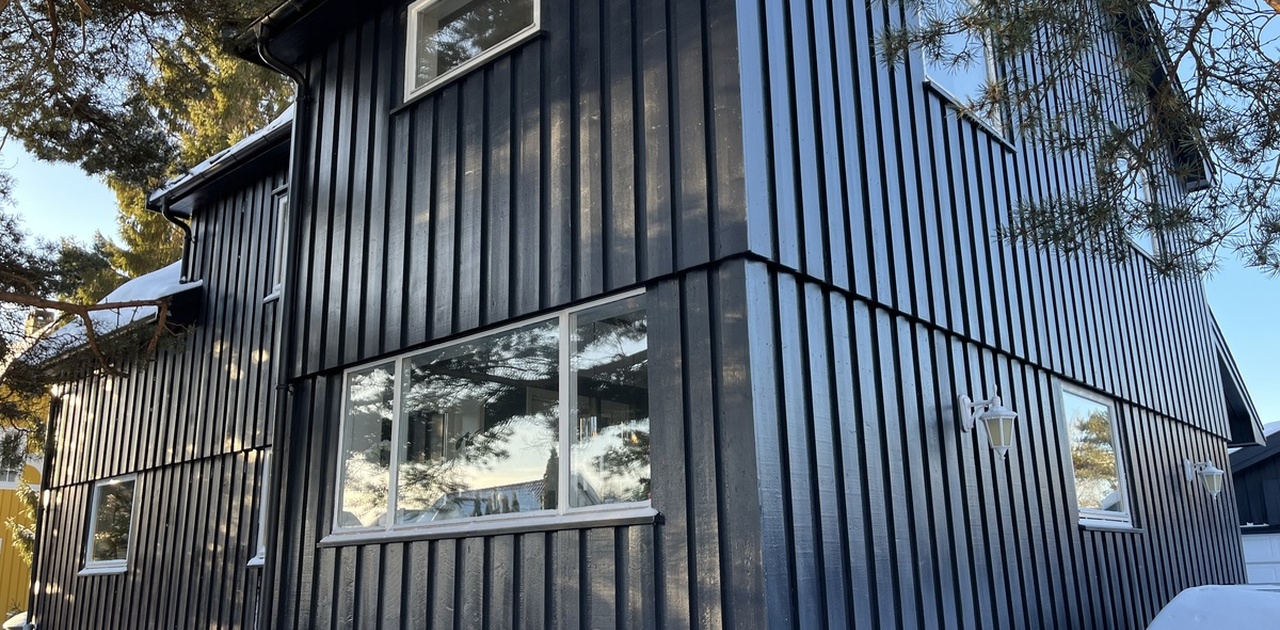 Leiligheten ligger i 2. etasje, med vinduer ut mot gårdsplass og en lite trafikkert vei