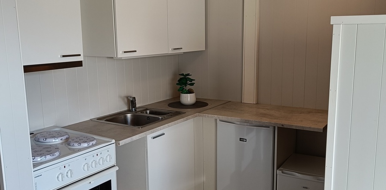 Kjøkken med kopper og kar.