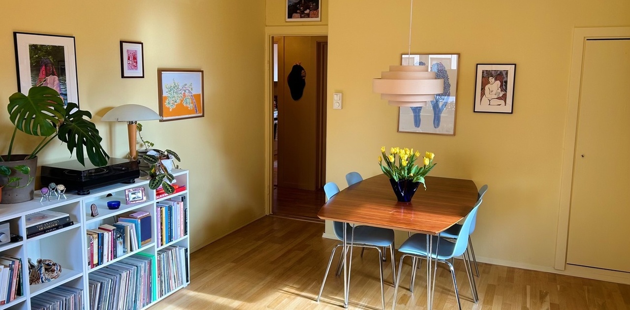 Stuen er lys og luftig med vinduer både i syd og vest.