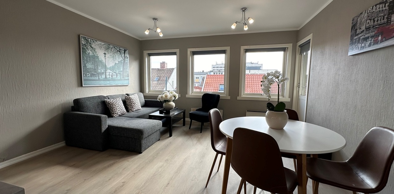 Stue med spisebord/stoler samt sofa, stol og bord