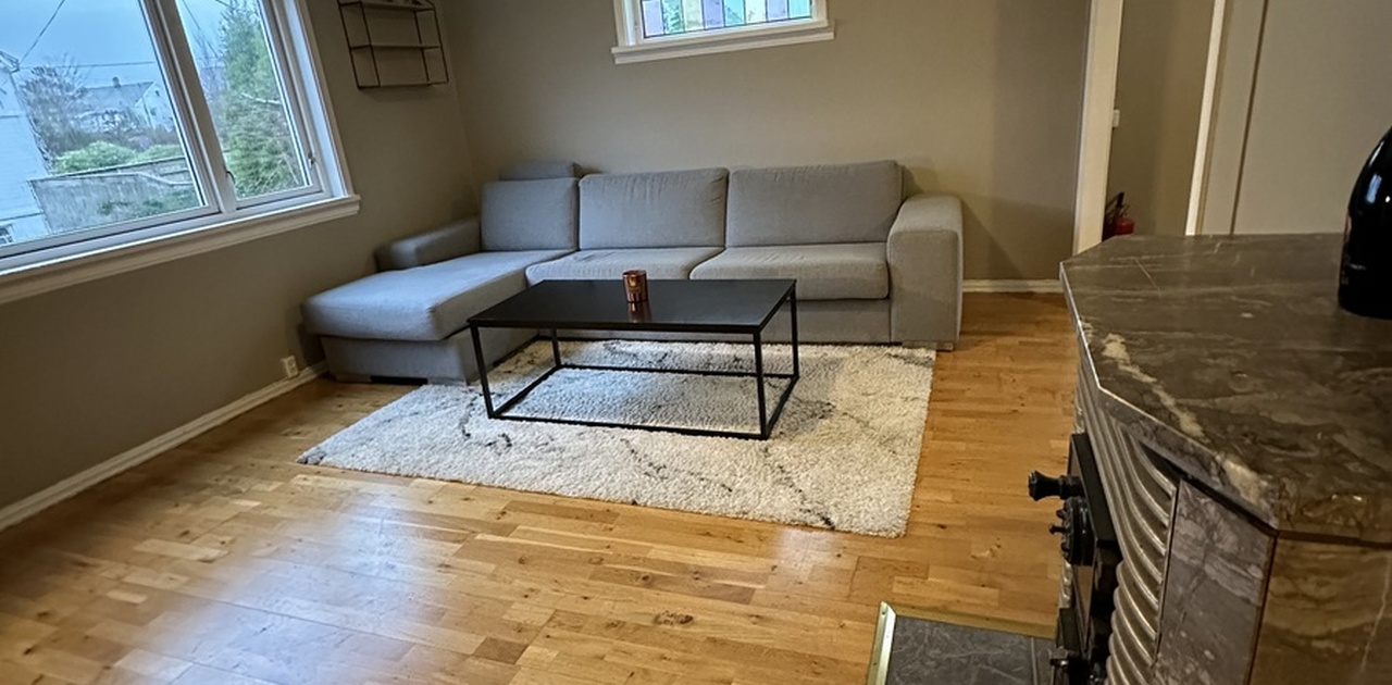 Stue med sofa og sofabord, følger med i leien