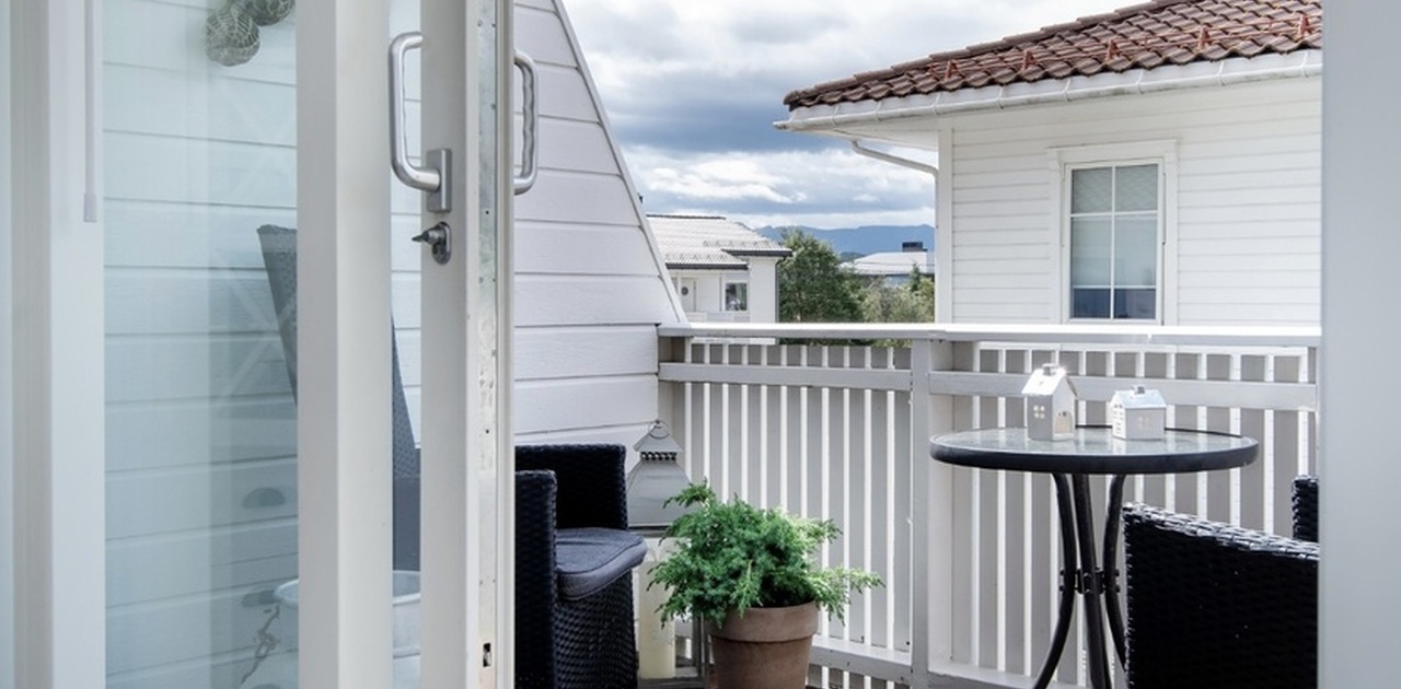 Veranda med gode solforhold. NB: umøblert