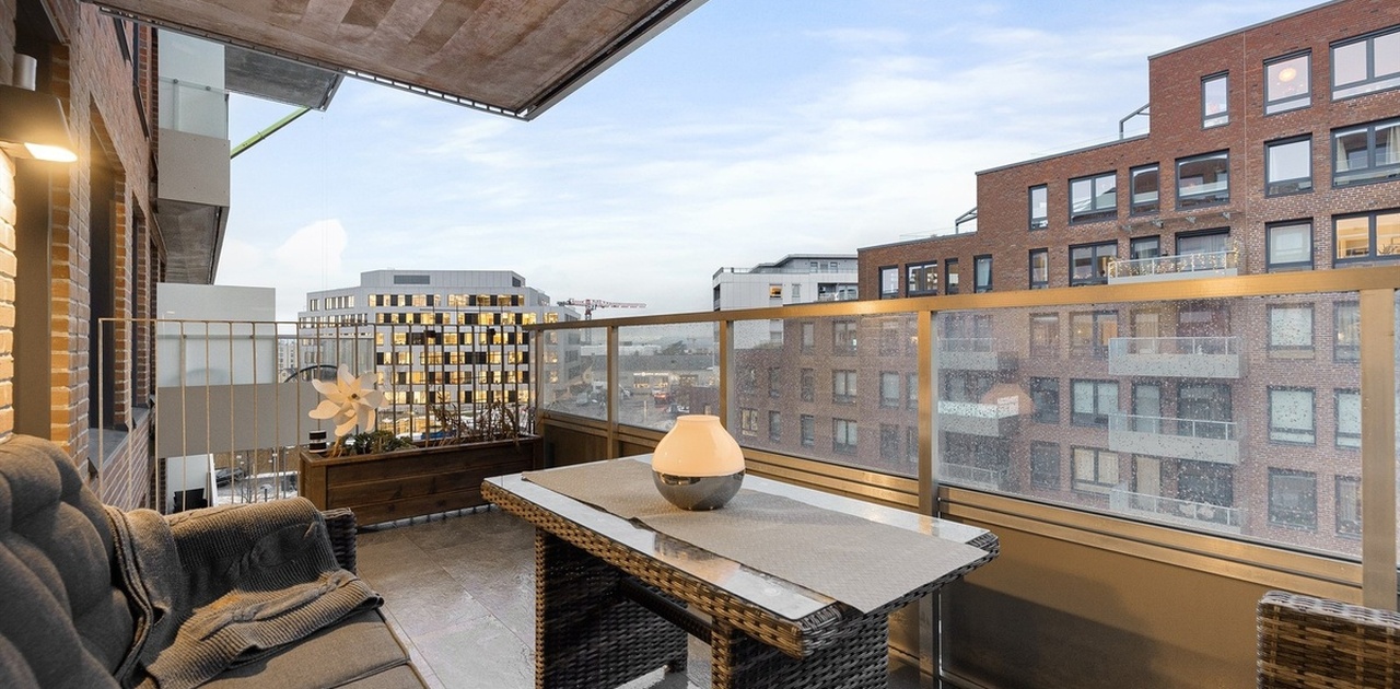 Stor balkong med plass til møbler og grill