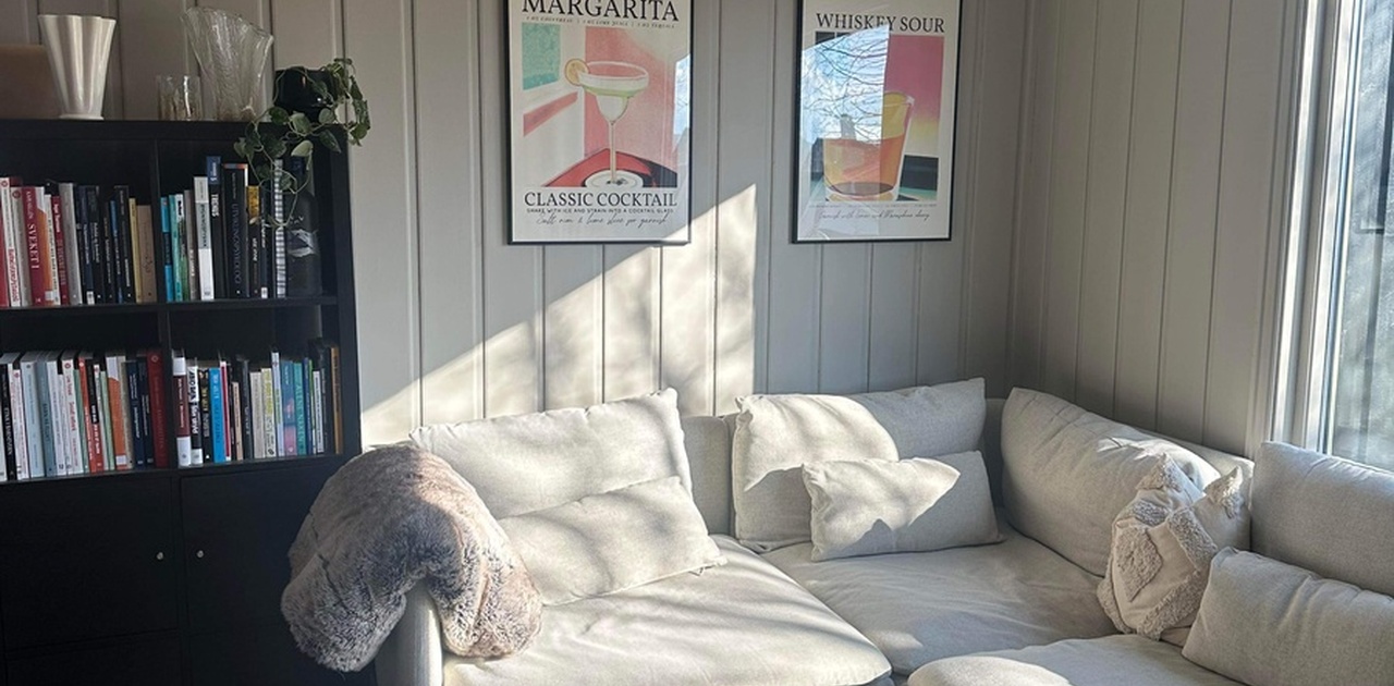 Romslig stue på ca. 20 kvm med store vinduer som slipper inn mye lys. Møblene følger ikke med.