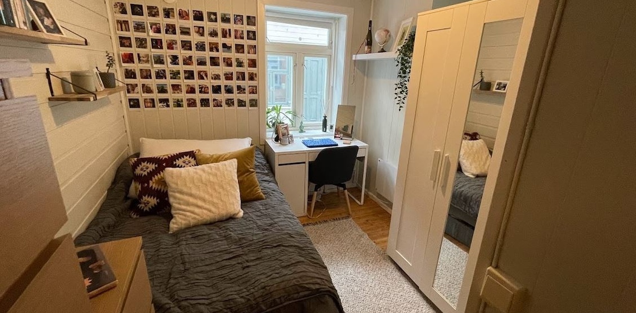 Soverom 1. Dette rommet er i dag malt - noe som er helt lov å male om på!