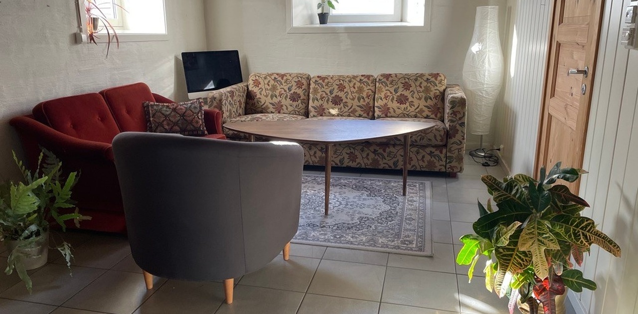 Stuen er lysrik og raus.