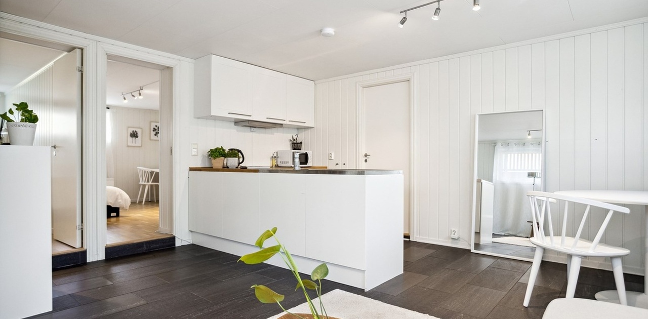 Lys og fin stue. Her ser man kjøkken med dør inn til bad, samt 2 stk. soverom til venstre for kjøkkenet