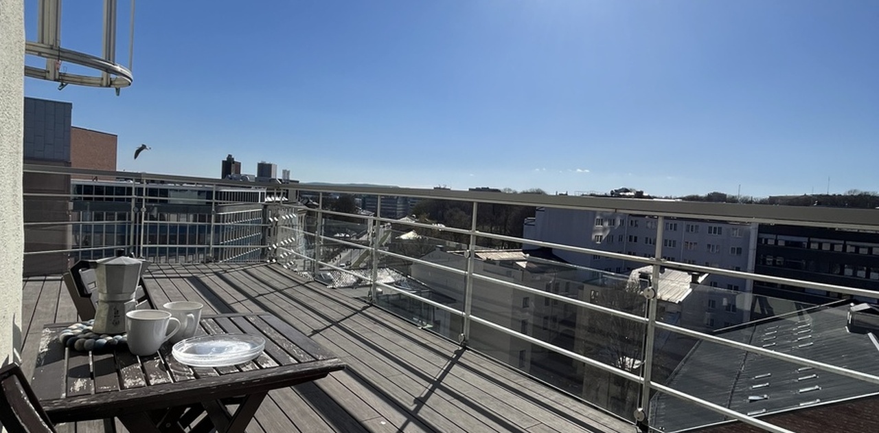 Terasse, omtrent like stor som leiligheten. Sol mer eller mindre hele dagen på sommeren. Rådhuset kan sees til venstre i bildet, Slottet til høyre.