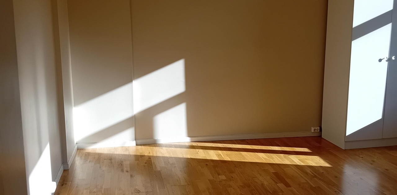 Rommet er stort og lyst