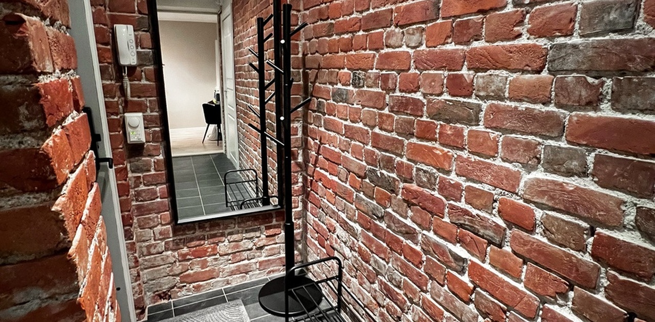 Unikt og urbant inngangsparti med murtstein og svarte detaljer