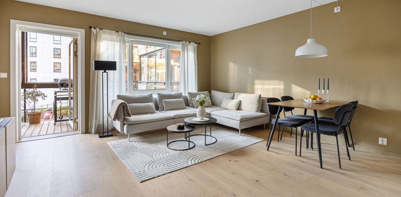 Stor og romslig stue. Med god plass til både sofa, spisebord og mer.