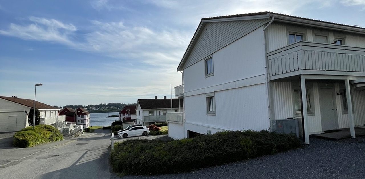 Fasade og gjesteparkering