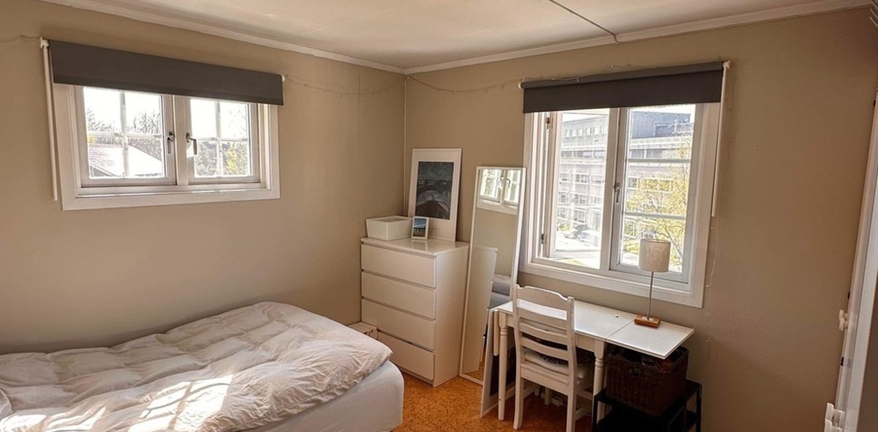 Soverom, seng og garderobeskap følger med