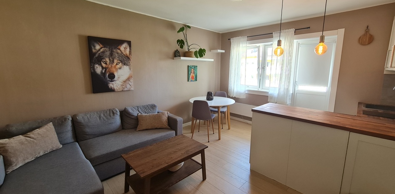 Oprinnelig møblemang, sofa følger ikke med.