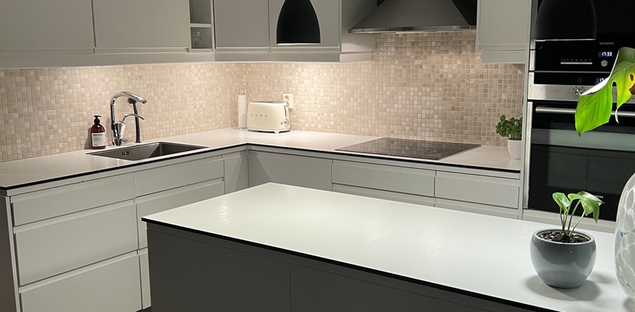 Romslig kjøkken med mye benkeplass