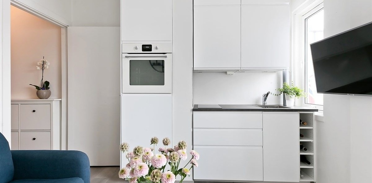 Leiligheten har et moderne kjøkken med kombiskap, platetopp og komfyr (nåværende møblering avviker noe fra bildene – se oversikt i annonsetekst).