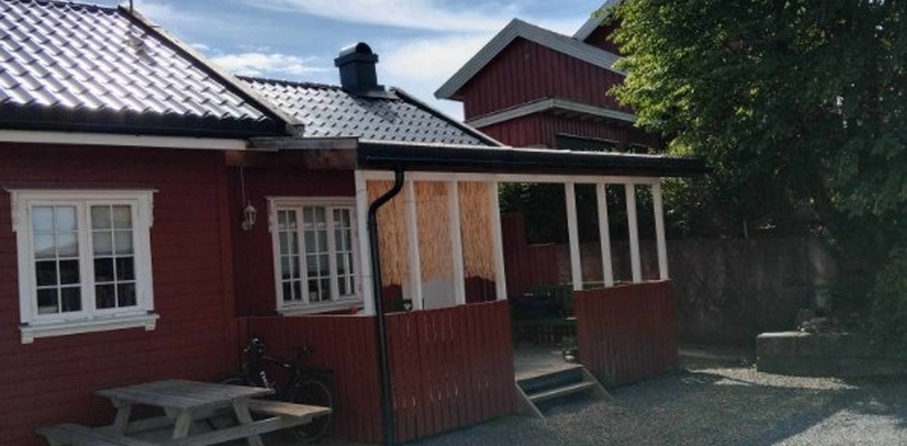 Inngangsparti med biloppstillingsplass.