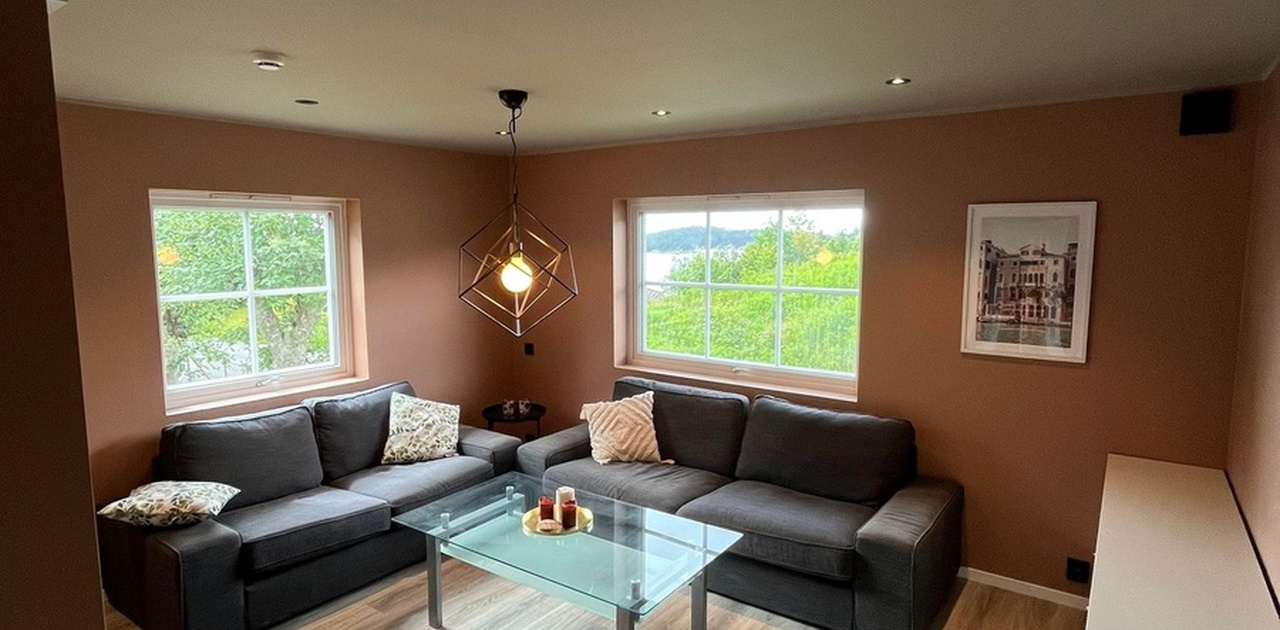 Møblert stue. Åpen stue/kjøkken-løsning.