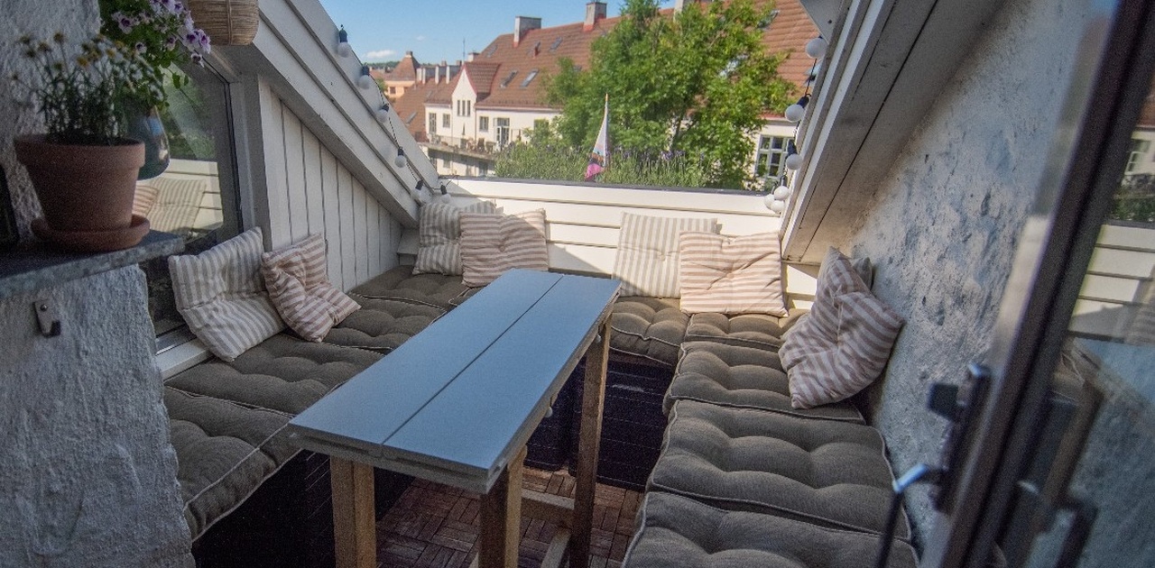 Romslig og skjermet balkong med ca. 8 sitteplasser. Gassgrill og varmelampe er tilgjengelig.