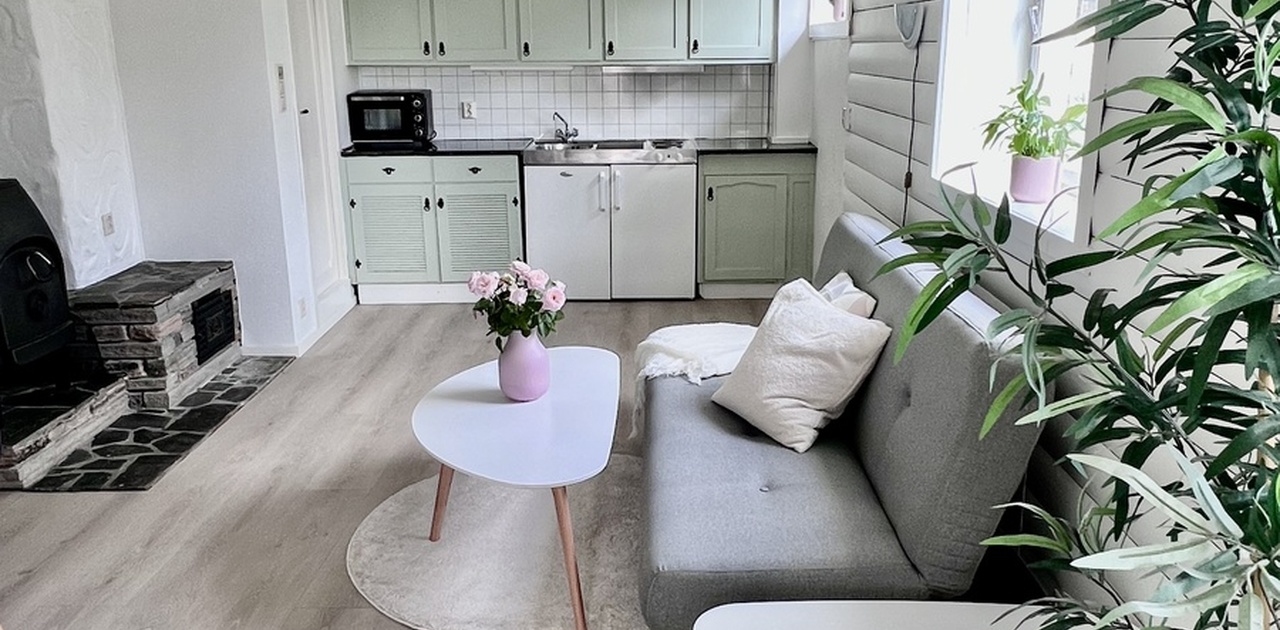 Leilighetens overflater ble pusser opp i 2024. Obs! Kjøkkenet på bildet er gammelt, det er montert et helt nytt i 2025 (se bilde lenger ned).