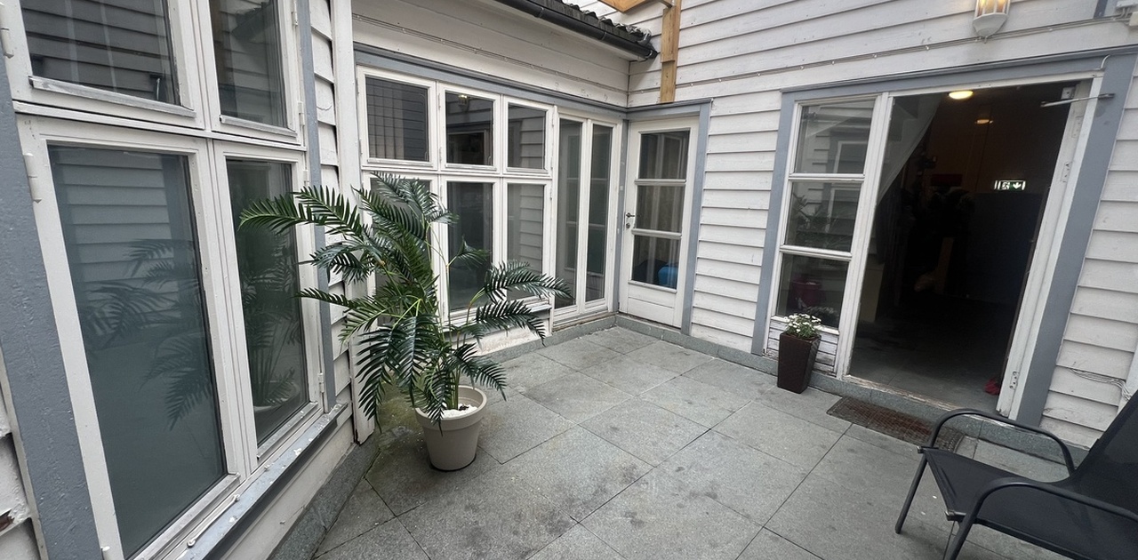 Vindu ut mot bakgård